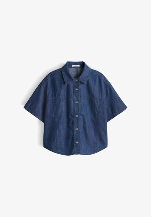 Chemise en denim bleu foncé à manches courtes, avec des boutons-pression sur le devant et un col pointu, posée à plat sur un fond blanc.