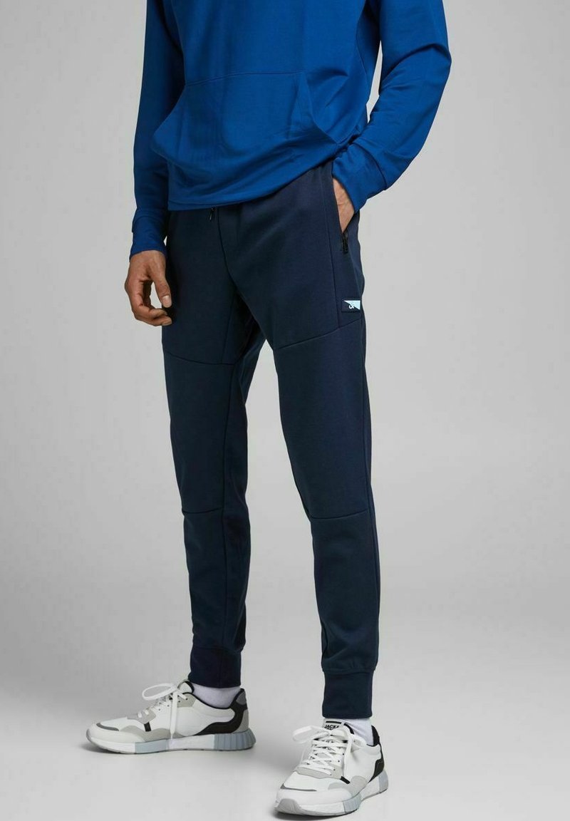 Herren Trainingsanzüge | Jack & Jones SWEATHOSE WILL JAIR Jogginghose navy blazer/dunkelblau - RM10444 Herren Trainingsanzüge | Jack & Jones SWEATHOSE WILL JAIR Jogginghose navy blazer/dunkelblau - RM10444