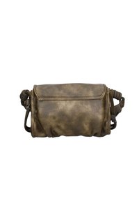Borsa a tracolla in pelle marrone con superficie texture, patta pieghevole, tracolla regolabile e dettagli hardware laterali. Forma compatta e rettangolare.