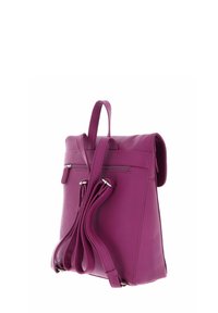 Sac à dos en cuir violet au design minimaliste, avec une poignée supérieure, des bretelles réglables et une poche zippée à l'arrière.