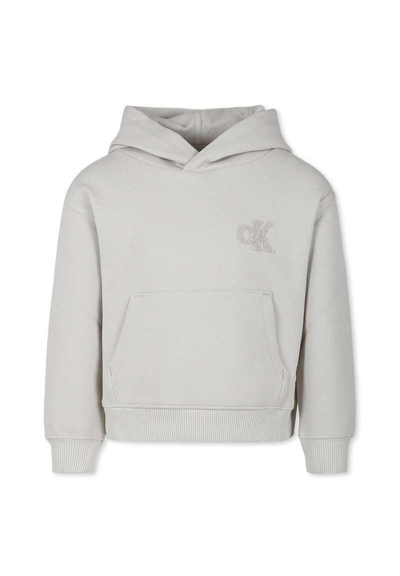 Felpa con cappuccio grigio chiaro in tessuto testurizzato, con tasca frontale e logo ricamato. Presenta polsini e orlo a costine per una vestibilità aderente.