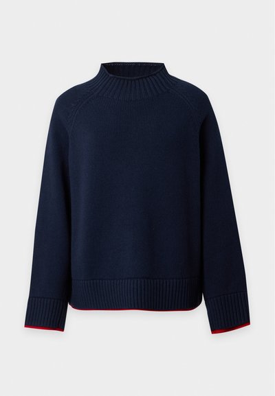 Pull bleu marine foncé à manches longues avec col haut, poignets et bas côtelés, présentant un léger détail de doublure rouge sur les bords.