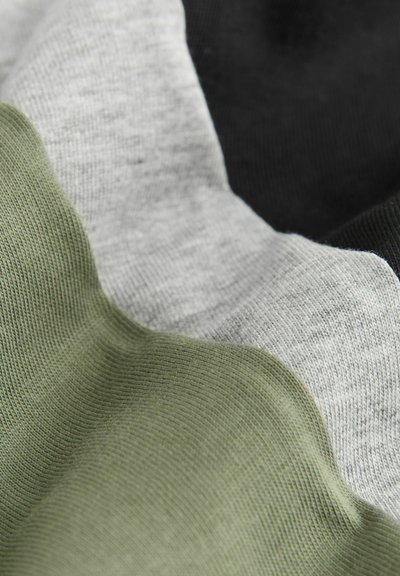 Tessuto di cotone in verde oliva, grigio e nero, caratterizzato da una texture a coste. I colori si fondono dolcemente in strati ondulati.