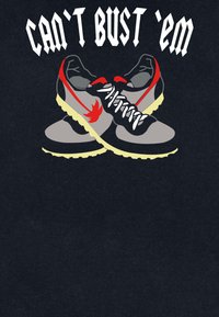 Grafický design tenisek v šedé a červené barvě, se zábleskem plamene a bílými tkaničkami, s textem "NELZE JE ZRUŠIT" nahoře.