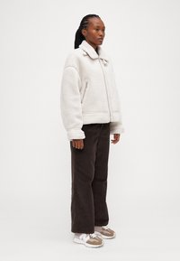 ONLY Petite ONLMICHELLE JACKET - Ziemas jaka - pumice stone