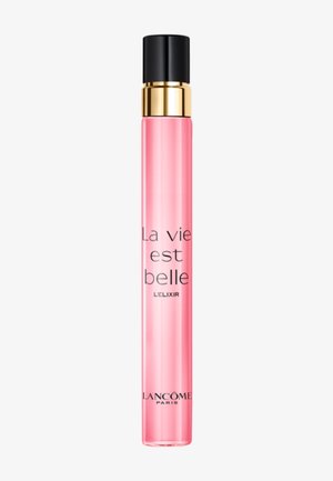 Høj slank lyserød parfume flaske med sort låg og guldkant mærket "La vie est belle L'ELIXIR Lancôme Paris."