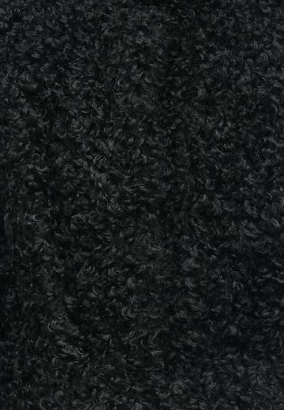 Tecido preto texturizado com uma superfície macia e encaracolada. A textura é densa, criando uma aparência aconchegante e quente.