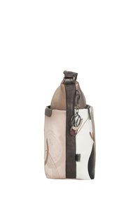 Widok z boku wielokolorowej torebki z panelami w kolorach beżowym, brązowym, białym oraz metalowym brelokiem przytwierdzonym do pętli paska.