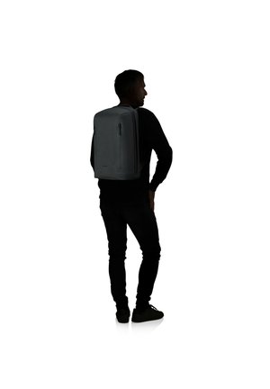 Zaino rettangolare grigio con tasche con cerniera, tessuto a trama liscia, spallacci imbottiti e design minimalista, esposto su uno sfondo bianco.