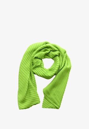 Zielony plisowany szalik z teksturowanym wzorem o skośnym prążkowaniu, wykonany z miękkiego materiału, o luźnym, zwisającym wyglądzie.