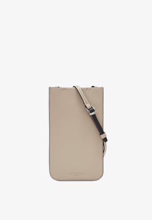 Beige Leder-Handytasche mit schwarzem Tragegurt, rechteckige Form, minimalistisches Design, ausgestattet mit einer silbernen Schnalle und einem geprägten Logo.