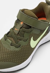 Nike Performance NIKE REVOLUTION 6 (PSV) - Sapatos para corrida em estrada - rough green/barely volt/black/total orange
