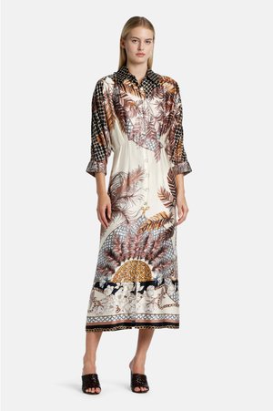 Vestido camisero de seda con una mezcla de estampados florales y tropicales, en colores como crema, marrón y negro, con detalles de botones y una cintura ajustada.