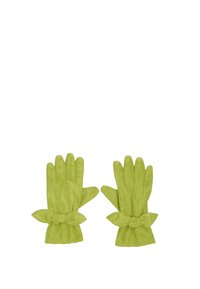 Guantes de satén verde con una textura suave, con un detalle de lazada en la muñeca y un diseño ajustado para cada dedo.