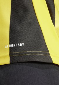 Zwarte en gele sportjersey van textuurstof. Voorzien van het 'AEROREADY'-logo in het wit; bevat contrasterende kleurvlakken en stiksels.