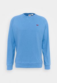 Sweatshirt Levi's bleu clair à manches longues, col rond, avec un petit patch logo rouge sur le côté gauche de la poitrine.