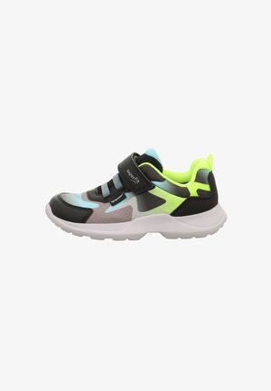 Dziecięce buty sportowe z czarną cholewką i kolorowymi akcentami w odcieniach niebieskiego, zielonego i szarego, z rzepem oraz białą, strukturalną podeszwą.