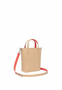 Sac à main en cuir beige avec deux anses supérieures et une bandoulière rouge ajustable. Forme rectangulaire avec une texture subtile et un détail de poche à l'avant.