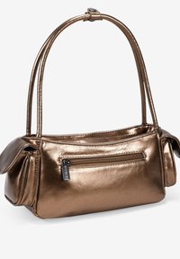 Bolso de mano de bronce metálico con un diseño estructurado, dos asas alargadas y un bolsillo frontal con cremallera. Textura suave con acentos laterales redondeados.
