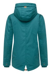 Tealfärgad parkajacka i midilängd med huva, ribbade muddar och delad nederkant. Har en logotypapplikation på baksidan och ett slitstarkt tyg.