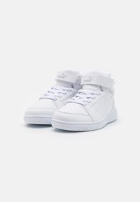 Witte hoge sneakers van synthetisch materiaal, voorzien van geperforeerde details, een klittenbandsluiting en veters, met een stevige rubberen zool.