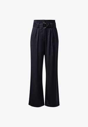 Granatowe spodnie o szerokich nogawkach wykonane z gładkiego materiału, z paskiem w talii i metalową klamrą oraz plisami z przodu.