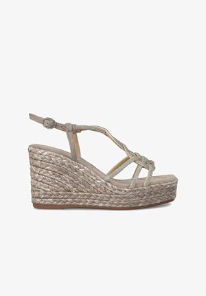 Sandalias de cuña con suela de yute trenzada, tiras de tejido gris claro con acentos metálicos y un hebilla en el tobillo para un ajuste seguro.