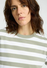 Selected Femme SLFESSENTIAL BOXY TEE  - Topper langermet - vetiver