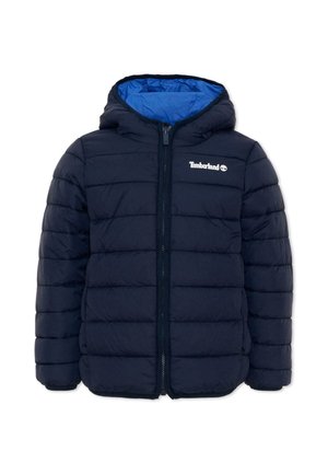 Donkerblauwe gewatteerde jas met capuchon, rits aan de voorzijde en een blauwe binnenvoering, met een wit Timberland-logo op de borst.