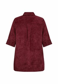 Camicia in corduroy bordeaux con colletto, maniche a tre quarti e un dettaglio a piega sul retro, caratterizzata da un motivo a coste testurizzato.