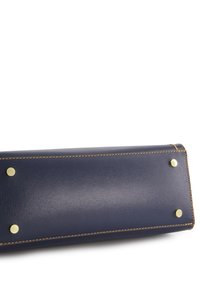 Navyblauer Leder Geldbeutel mit strukturiertem Oberflächen, hellbrauner Naht und goldenen Metallakzenten an den Ecken. Rechteckige Form, schlankes Design.