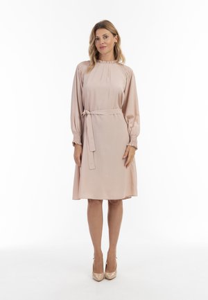 Lichtroze jurk met een hoge halslijn, lange poffende mouwen en een aansluitende tailleband. Glad materiaal met geraffineerde details op de schouders.