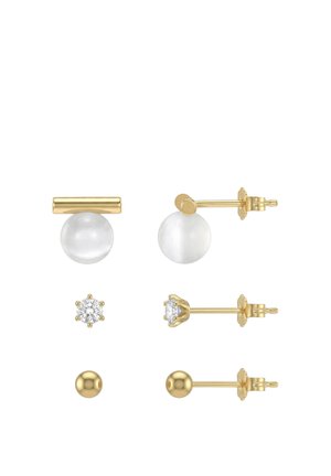 Tre par ørestikker i guld: et med en hvid perle og stang, et med en klar ædelsten i klofatning, et med en almindelig guldkugle.