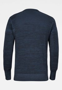 Pull à manches longues tricoté bleu foncé avec des détails côtelés sur les épaules et les poignets, vu de dos sur un fond uni.