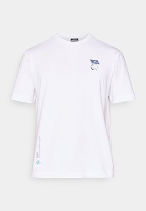T-shirt branco de manga curta com logo de bola de golfe no peito e texto e logo do Campeonato da PGA da BMW perto da bainha inferior do lado esquerdo.