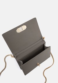 Grau Leder Umhängetasche mit einem strukturierten goldenen Verschluss, Kettenriemen und geräumigen Innenfächern. Minimalistisches Design mit klaren Linien.