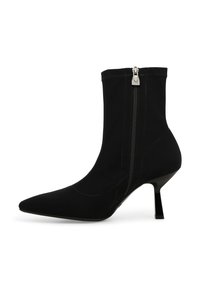 Stivaletto alla caviglia in suede nero con punta a punta, tacco a stiletto di media altezza e zip laterale con tiretto argento.