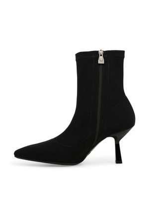 Stivaletto alla caviglia in suede nero con punta a punta, tacco a stiletto di media altezza e zip laterale con tiretto argento.