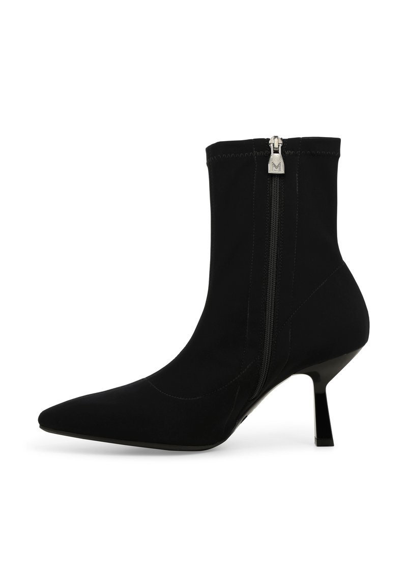 Stivaletto alla caviglia in suede nero con punta a punta, tacco a stiletto di media altezza e zip laterale con tiretto argento.