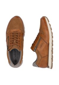 Chaussures en cuir marron avec une finition texturée, fermeture à lacets et à glissière, accents gris clair et semelle épaisse en caoutchouc blanc.