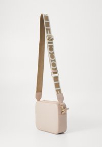 Borsa a tracolla in pelle rosa chiaro con forma rettangolare, caratterizzata da una superficie texturizzata e una tracolla regolabile a motivo in beige e bianco.