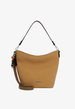 Beige geweven emmervormige tas met korte en lange riemen, houten kraalhanger aan de zijkant en klein metalen merkembleem aan de voorkant.