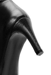 Czarne skórzane buty na wysokim obcasie, z zaokrąglonym obcasem, gładką fakturą i eleganckim designem, z zaokrąglonym noskiem i wypolerowanym wykończeniem.