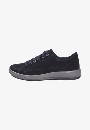 Sneaker in suede di colore blu scuro con punta arrotondata, suola in gomma grigia, sei fori per i lacci e colletto imbottito per un maggiore comfort.