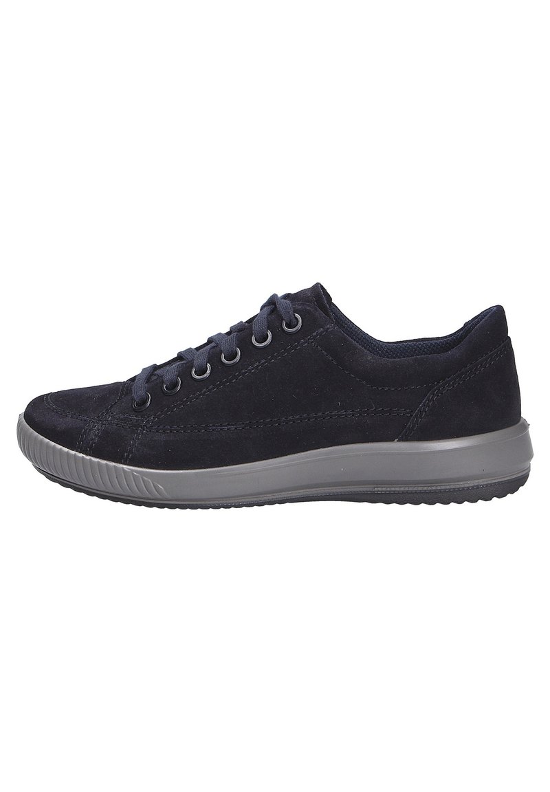 Baskets en daim bleu marine foncé avec un bout rond, semelle en caoutchouc grise, six œillets et un col rembourré pour un confort accru.