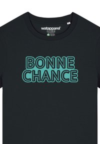 Schwarzes T-Shirt mit kurzen Ärmeln, das den Text "BONNE CHANCE" in fetten, helltürkisfarbenen Buchstaben zeigt, runder Halsausschnitt, glatter Stoff.