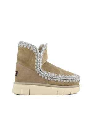 Botas de ante color topo hasta el tobillo con ribete gris, que presentan un diseño de costura texturizada, una puntera redondeada y una suela gruesa y acolchada para mayor comodidad.