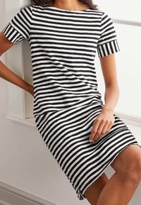 Schwarz-weißer gestreifter Kurzarmkleid mit Rundhalsausschnitt, weichem Stoff, taillierter Passform und seitlichen Schlitzen am Saum für mehr Bewegungsfreiheit.