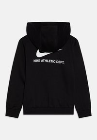Schwarzer Hoodie mit Kängurutasche, Kapuze mit Kordelzug, großem Nike-Logo und dem Text "NIKE ATHLETIC DEPT." in Weiß auf der Rückseite. Weiches Material.
