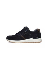Sneakers da uomo in suede blu scuro con dettagli in pelle marrone, lati perforati, lacci e suola in gomma bianca con texture antiscivolo.